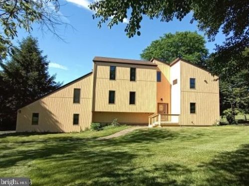 7 Waldron Ln, Flemington, NJ 08822-1904