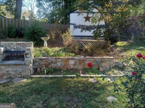 90 Cumberland Dr, Rex GA 30273-1800 exterior