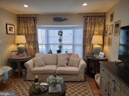 5989 Queenston St, Springfield, VA 22152-1733