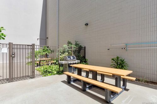 2100 Date St, Honolulu HI  96826-4033 exterior