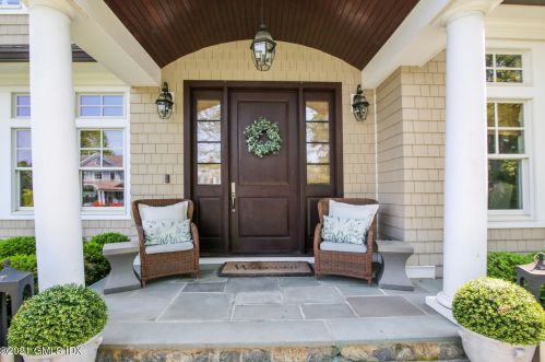 21 Winthrop Dr, Riverside, CT 06878-1911