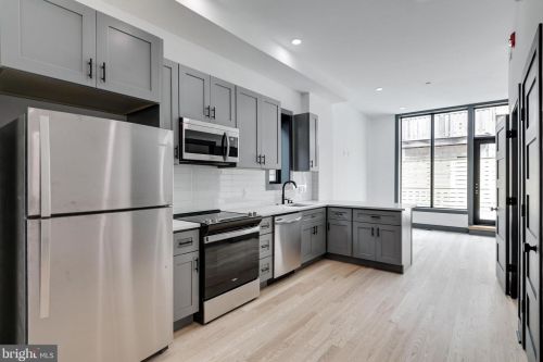 555 Lawrence St, Philadelphia, PA 19123-2813