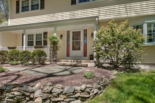 33 Mile Dr, Chester, NJ 07930-2805