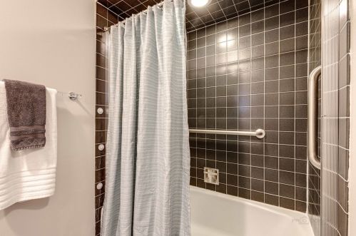 1020 Summit Dr, Bannockburn IL  60015-1823 exterior