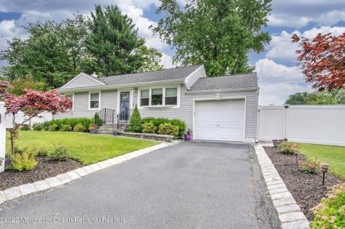 23 Region Dr, Hazlet, NJ 07730-2716