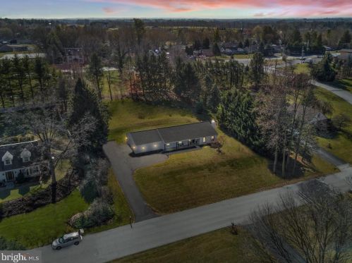 2146 Stonecrest Dr, Lancaster PA  17601-5437 exterior