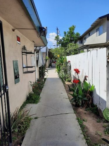 310 Wakefield Ave, Anaheim CA  92802-4222 exterior