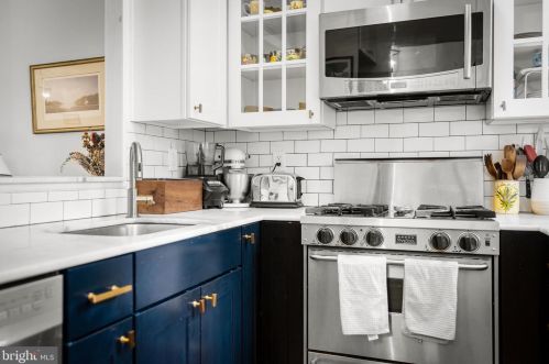 1245 Lombard St, Philadelphia, PA 19147-1132