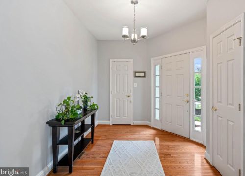 8550 Bauer Cir, Springfield VA  22152-2330 exterior