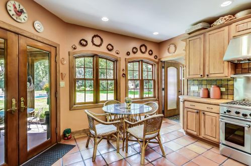 8901 Maple Ave, Willowbrook IL 60527-6469 exterior