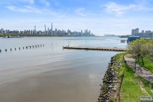 321 The Promenade, Edgewater NJ  07020-2115 exterior