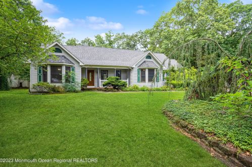 135 Foxhollow Dr, Lacey Township, NJ 08734-1612