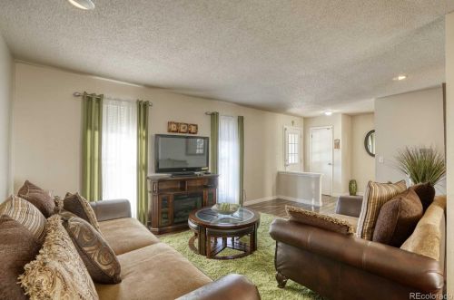 1060 Naples Way, Aurora CO 80017-3170 exterior