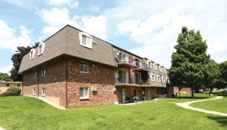 926 Congdon Ave, Hoffman Estates IL  60120-3102 exterior