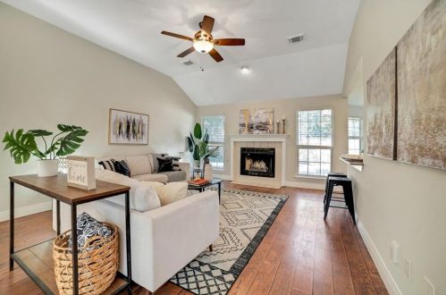 6868 Auckland Dr, Austin TX  78749-4139 exterior