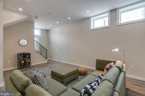 720 4 St, Philadelphia PA 19147-3127 exterior