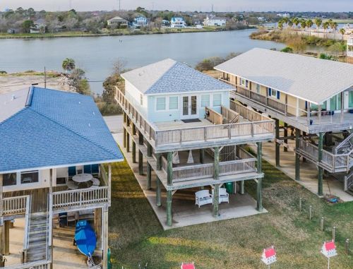 914 Todville Rd, Taylor Lake Village, TX 77586-3920