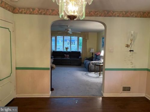 8131 Farnsworth St, Philadelphia, PA 19152-3008