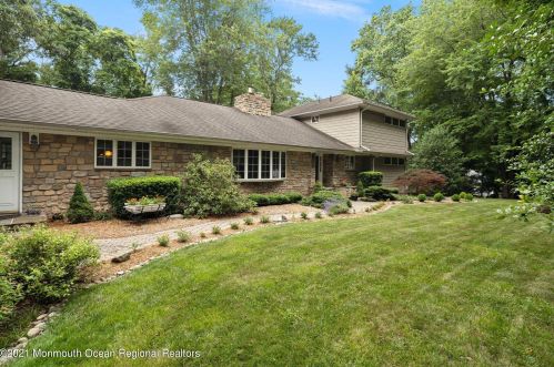 3 Tulip Ln, Holmdel Village, NJ 07733-2016