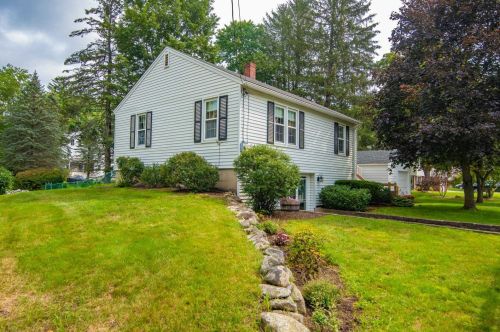 2 Kingsbury St, Derry, NH 03038-1640