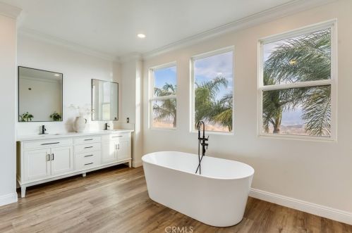 18458 Lakepointe Dr, Riverside CA  92503-0252 exterior