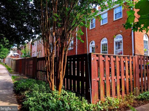 8069 Powderbrook Ln, Springfield VA  22153-2927 exterior