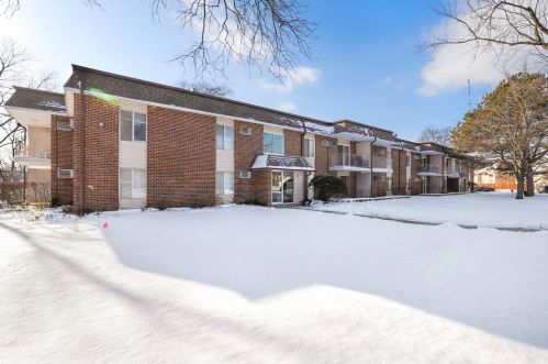 1087 Miller Ln, Buffalo Grove, IL 60089-4211