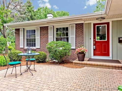 7 Tuttle Ave, Willowbrook, IL 60514-1153