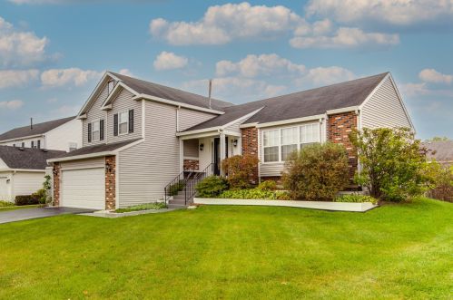 3 Blackberry Ct, Streamwood, IL 60107-3312
