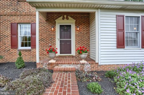 2005 Chapel Forge Dr, Lancaster, PA 17601-1654