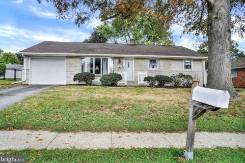 445 Arnold Ln, York, PA 17406-1203