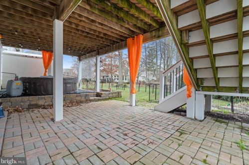 827 Spring Knoll Dr, Herndon VA  20170-3920 exterior