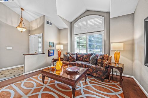 886 Jessica Dr, Livermore, CA 94550-2397
