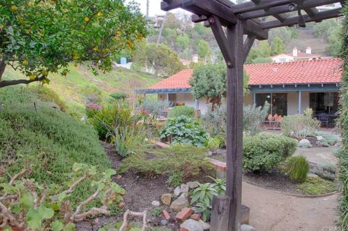 11491 Plantero Dr, Santa Ana CA 92705-3108 exterior