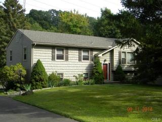 10 Iris Ct, Norwalk, CT 06854-2304