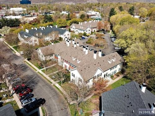 1034 Cumberland Ct, Mahwah, NJ 07430-1361
