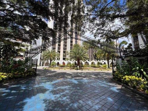 300 Wai Nani Way, Honolulu HI 96815-3961 exterior