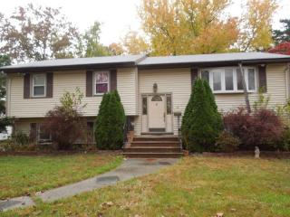 17 Largo Ln, Clark, NJ 07066-2004