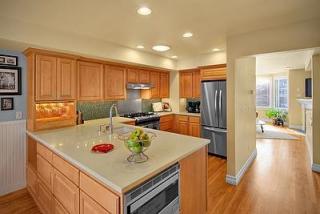 404 Aloha St, Seattle WA  98109-3919 exterior