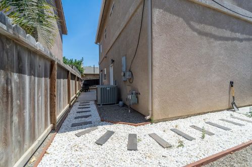 1061 Vermont Ave, Turlock CA  95380-5341 exterior