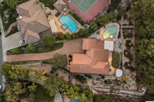 2520 Flintridge Dr, Glendale CA  91206-1033 exterior