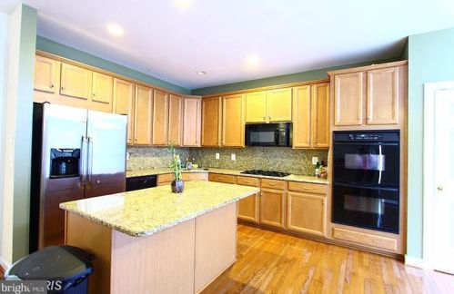8091 Samuel Wallis St, Lorton VA  22079-2351 exterior