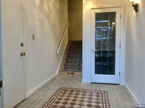 20 Rio Vista Dr, Allendale, NJ 07401-1624