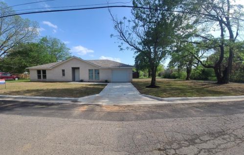 1005 4th St, Bonham, TX 75418-4648