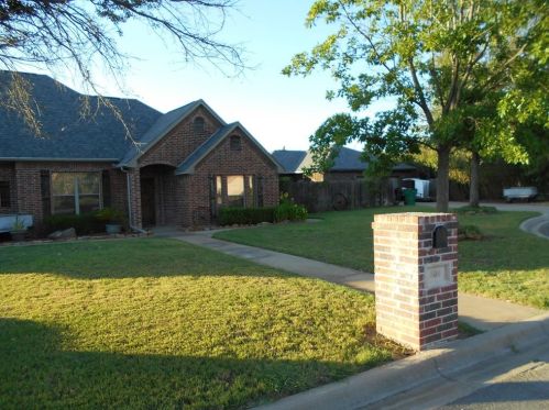 800 Maplewood Ct, Stephenville, TX 76401-1670