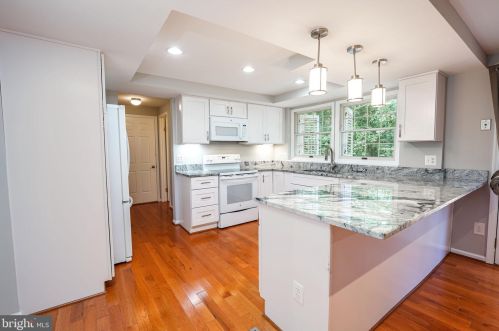 12504 Cliff Edge Dr, Herndon, VA 20170-2061