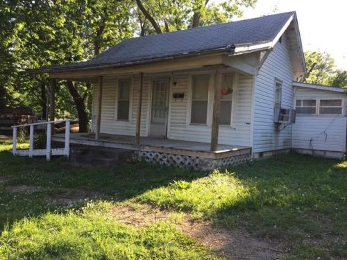 210 4th St, Iola, KS 66749-2516