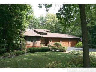 900 Deerwood Dr, Chaska, MN 55318-1200