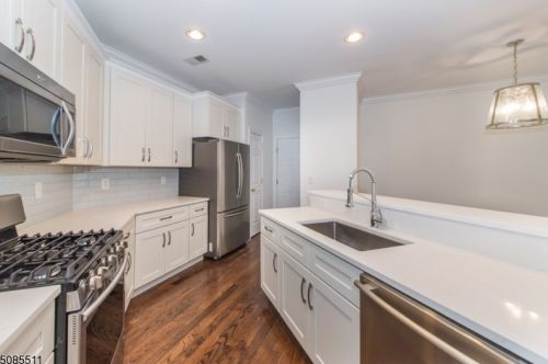 4 Glades Dr, Parsippany, NJ 07834-3836