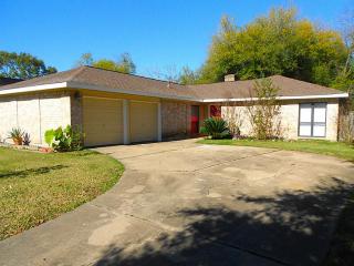 13730 Piping Rock Ln, Houston TX  77077-5427 exterior